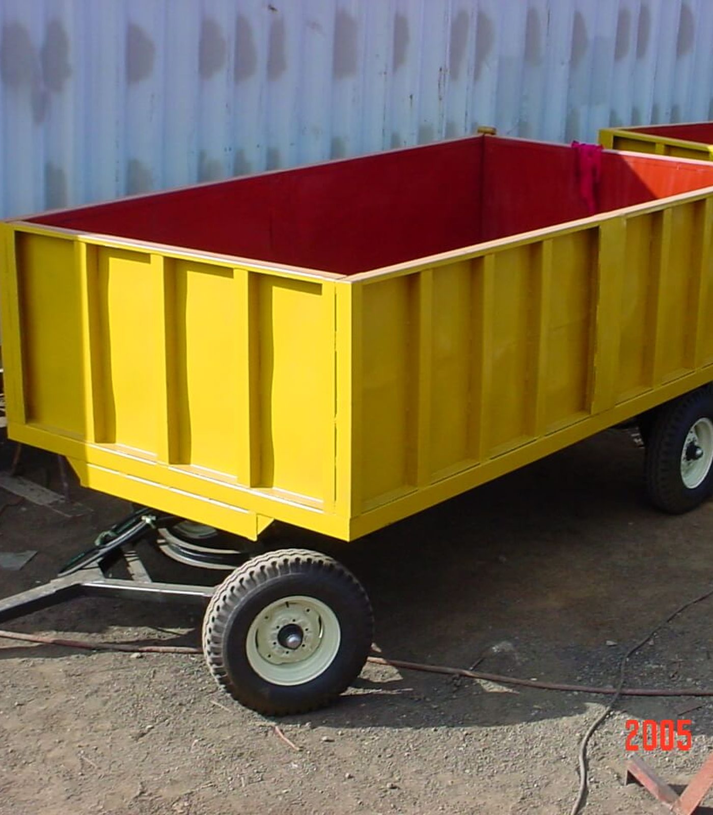 Tráiler multiuso de volteo fabricado por METALMECÁNICA FIATA